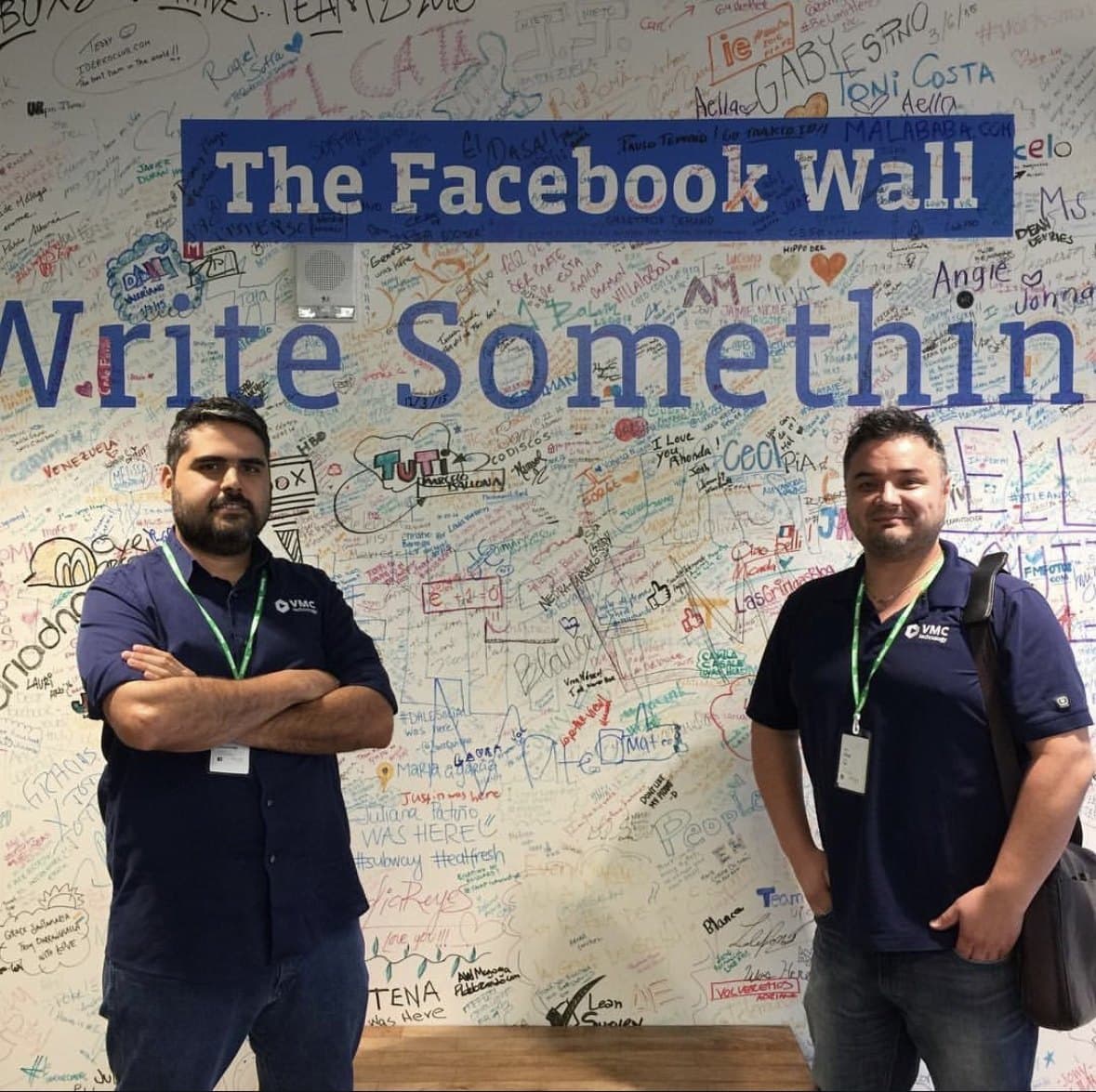 Daniel Fela con un cliente frente a The Facebook Wall, en las oficinas de Facebook en Miami